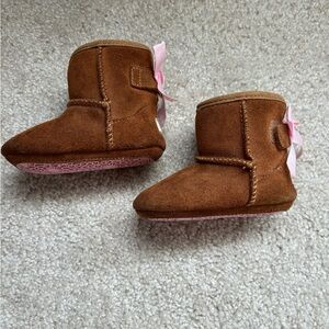 UGG suede baby booties with pink bows size 2/3